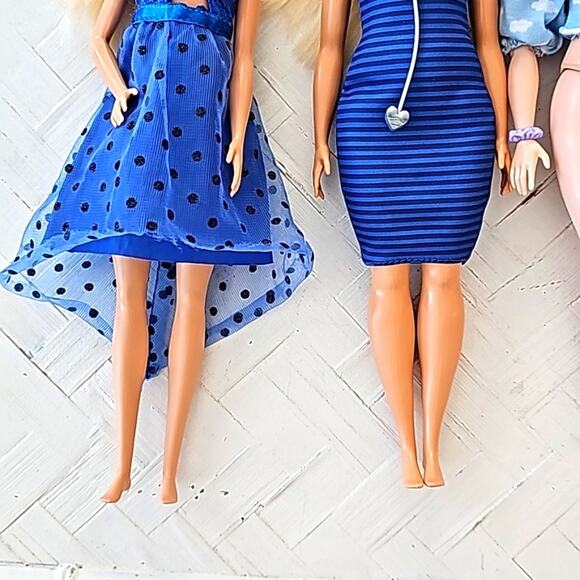 Lot of Four Barbie Dolls Three with Clothes One Missing Bottoms Two Heavier Set - Picture 5 of 10
